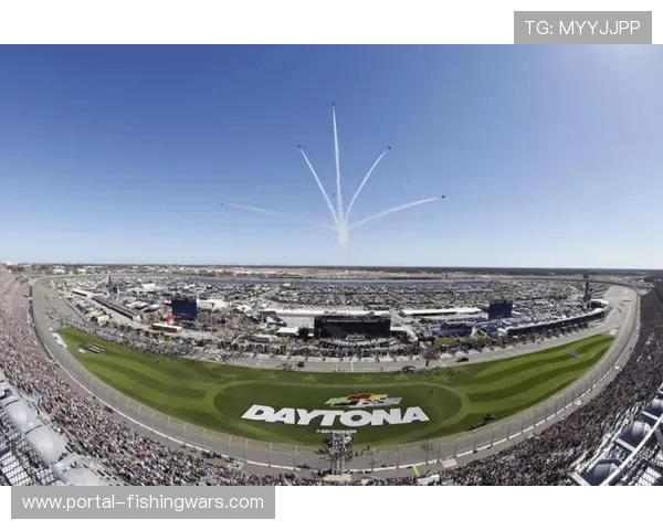 格伦代尔站练习视频曝光，车手在巨型三跳泥地赛道反复试验高难度动作