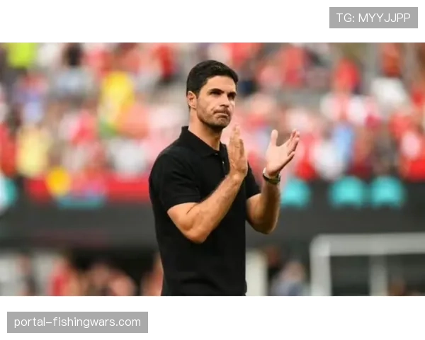 特写：阿森纳主帅阿尔特塔在战术板上详细讲解防守轮转要点